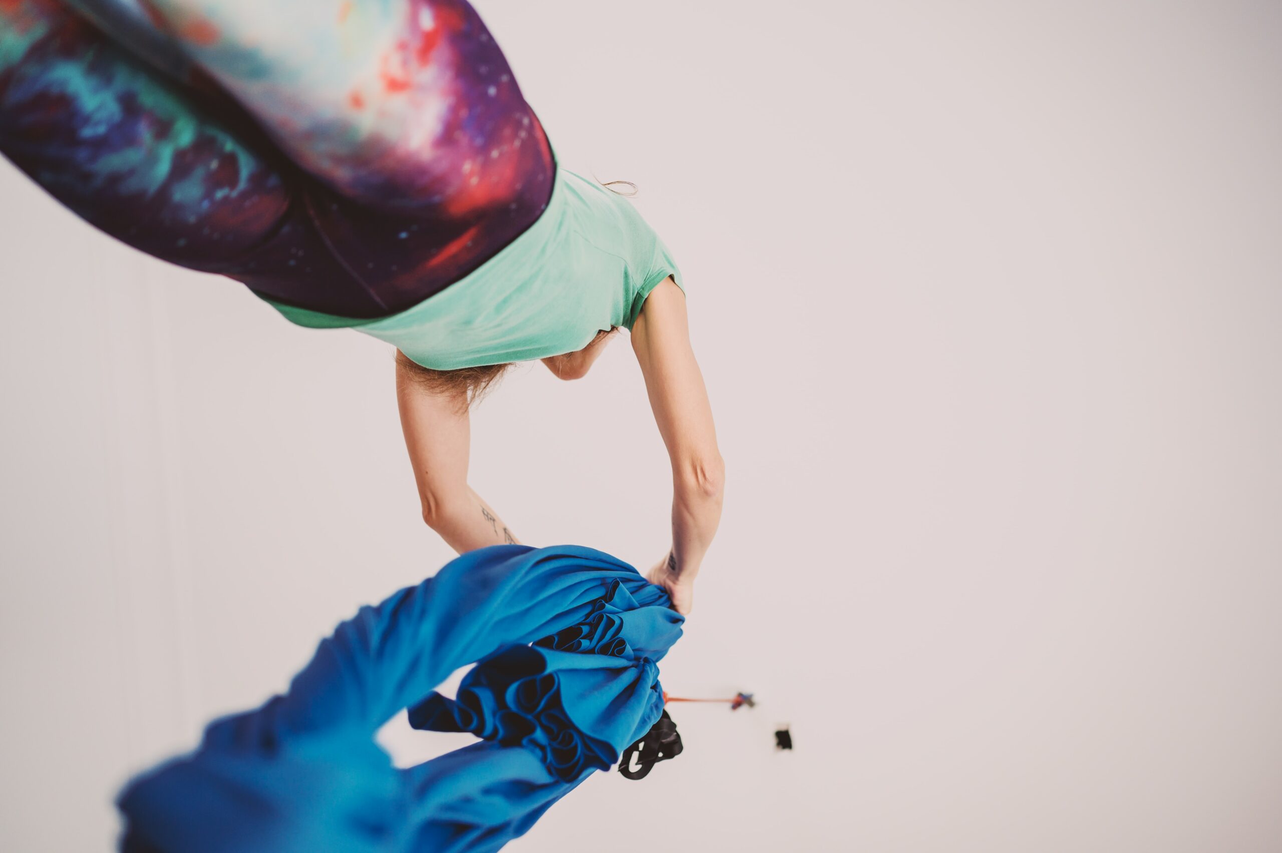 Czym różni się aerial silks od aerial joga?