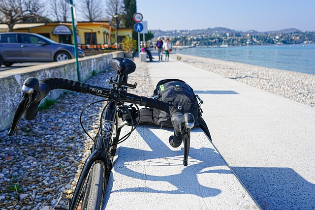 Postuj z rowerem gravelowym na balatonie nad brzegiem morza