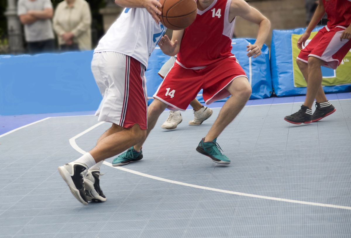 Buty do koszykówki dla nastolatka – nie tylko na boisko. Propozycje